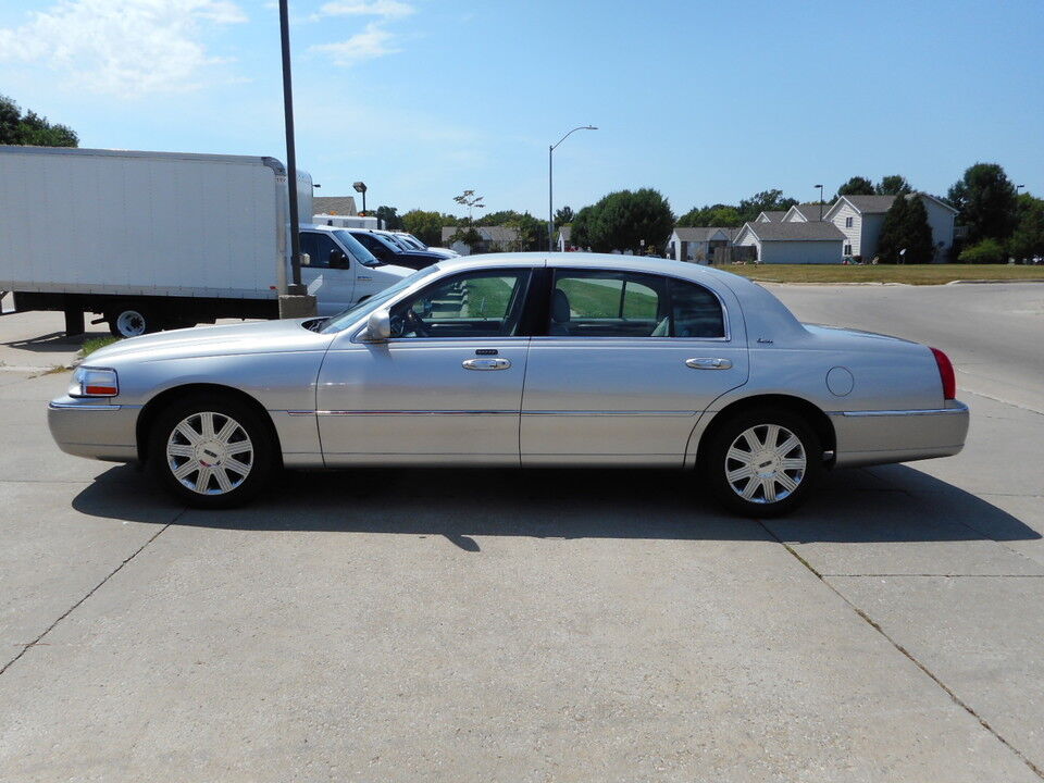 2003 Lincoln Town Car  - Nelson Automotive